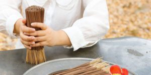 Cách thắp nhang đúng cách và ý nghĩa trong văn hóa Việt