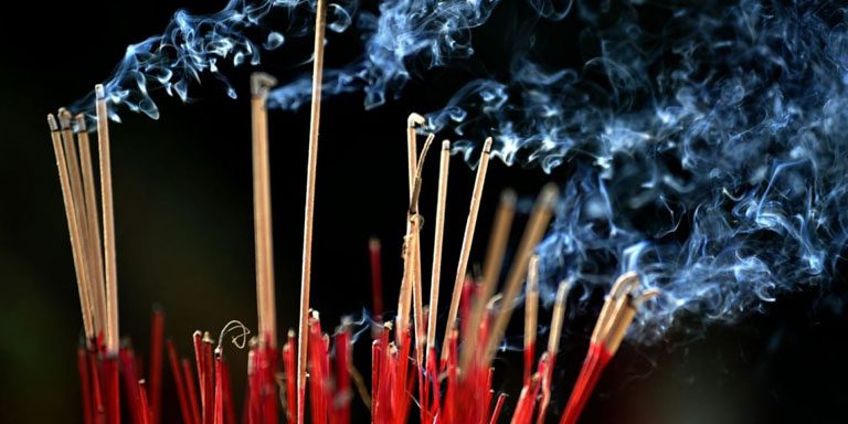 Tại Sao Đốt Nhang Bị Cay Mắt