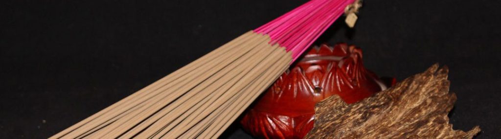 Nhang trầm hương 20 cm là loại nhang ngắn, lý tưởng cho căn hộ chung cư hoặc không gian nhỏ, thời gian cháy khoảng 30-60 phút.